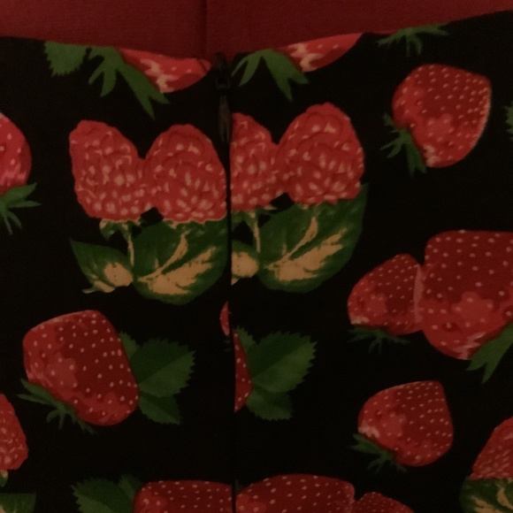 Dress Strawberry Print Cotton twirly skirt sleeveless - Picture 3 of 3